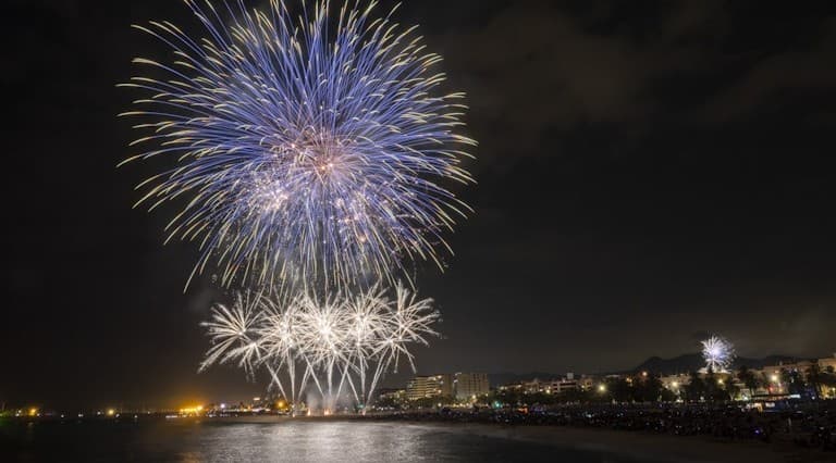 Castell de focs · Focs artificials a Platja del Varador durant Les Santes 2026, Festa Major de Mataró